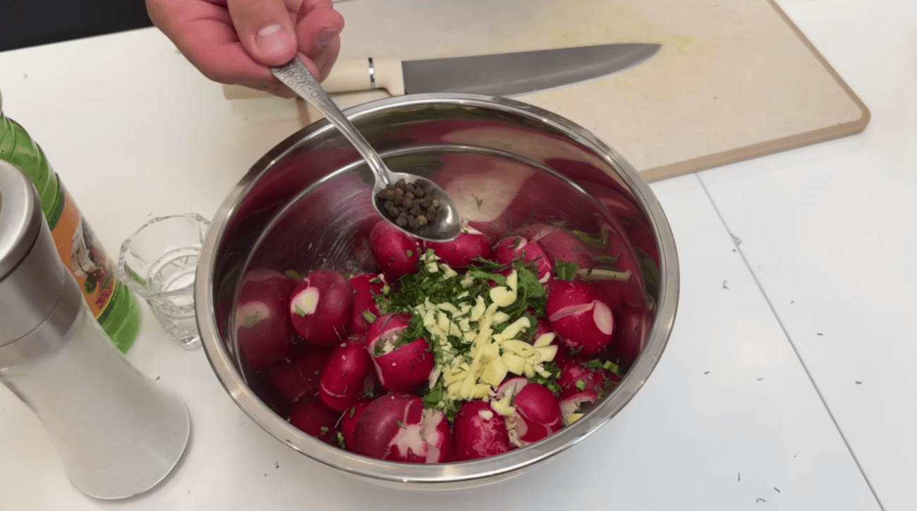 Рецепт незвичайної маринованої редиски по-грузинськи Фото: Ютуб-канал Іван Янюк