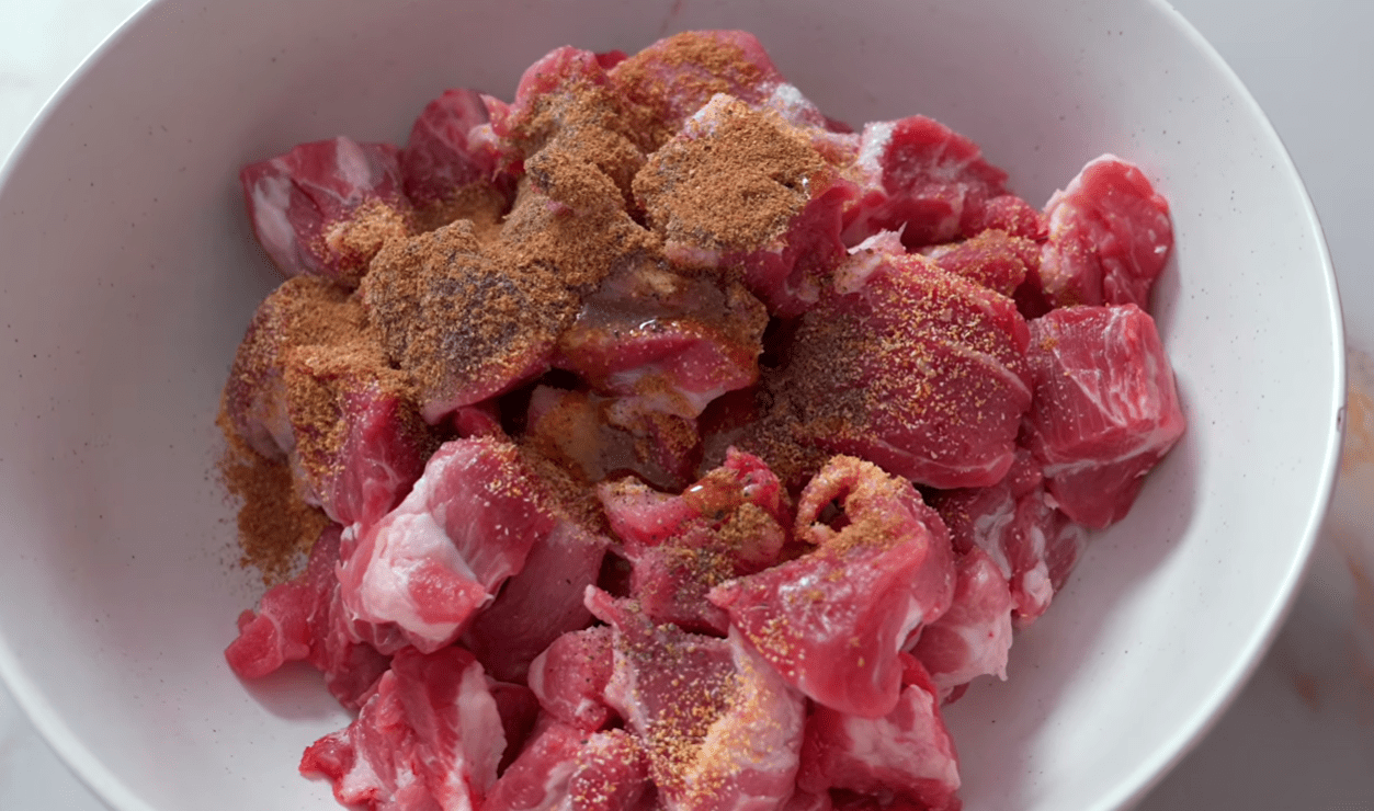 Рецепт смачної вечері з картоплі та м'яса в духовці чи аерогрилі Фото: скриншот Ютуб-канал Alina FooDee