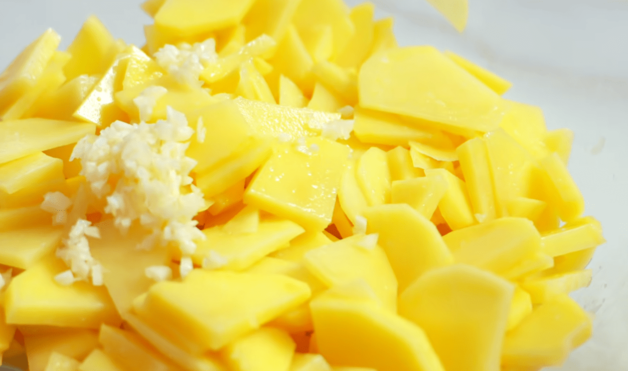 Рецепт смачної вечері з картоплі та м'яса в духовці чи аерогрилі Фото: скриншот Ютуб-канал Alina FooDee