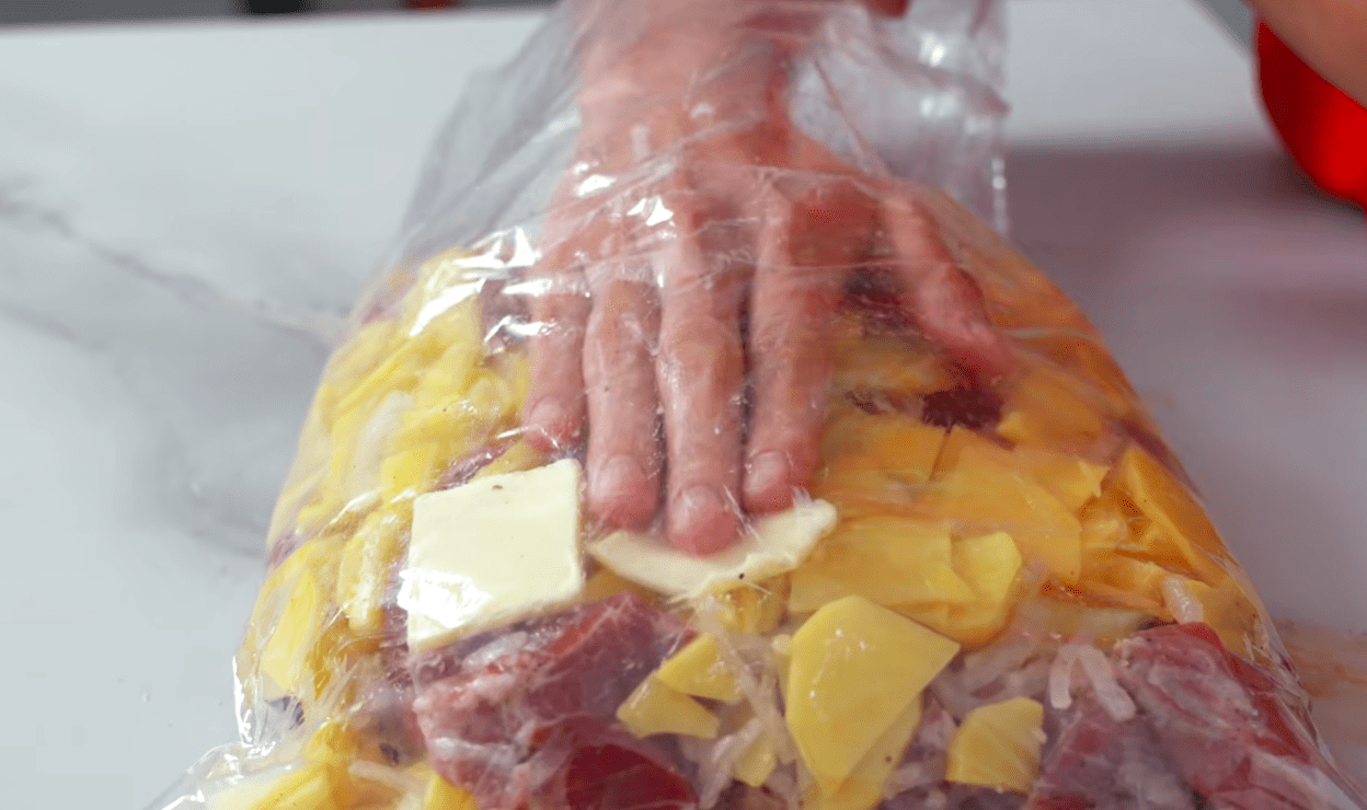 Рецепт смачної вечері з картоплі та м'яса в духовці чи аерогрилі Фото: скриншот Ютуб-канал Alina FooDee