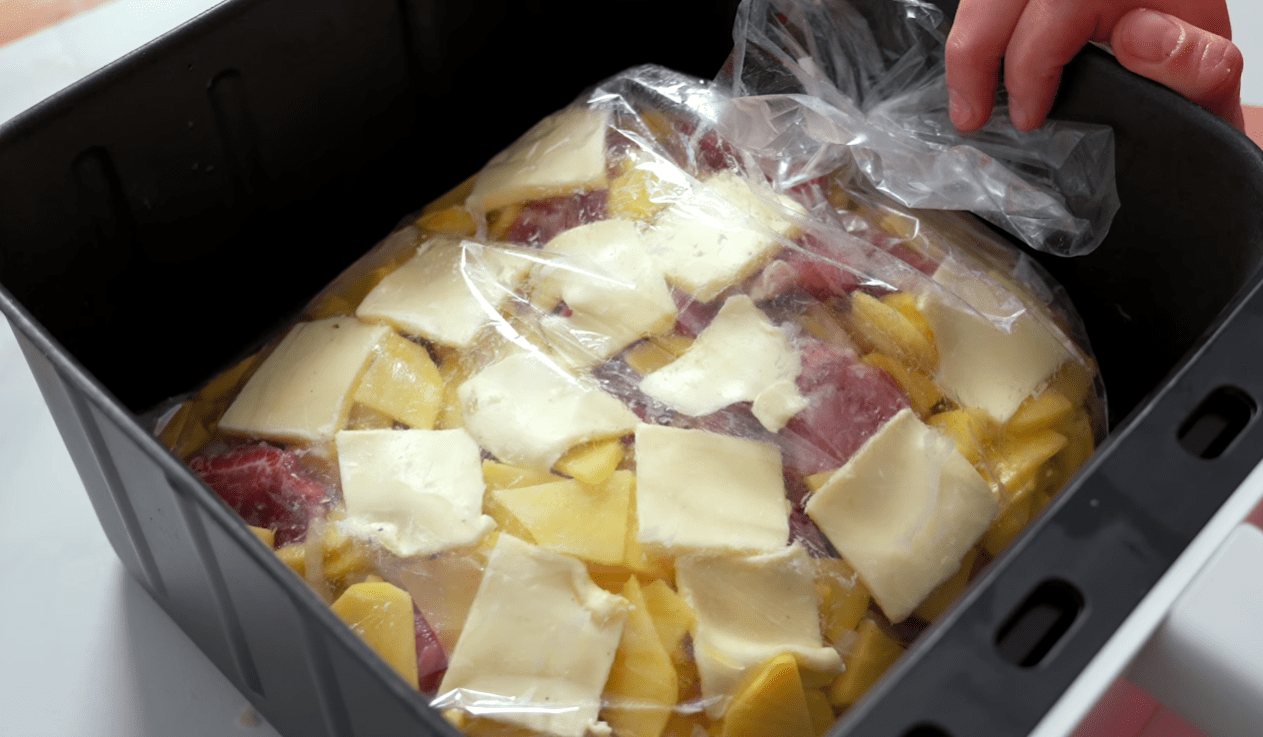 Рецепт смачної вечері з картоплі та м'яса в духовці чи аерогрилі Фото: скриншот Ютуб-канал Alina FooDee