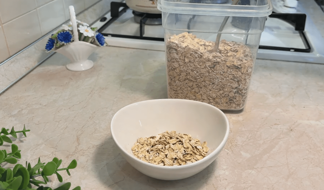 Кулінарка розповіла, як ще можна приготувати смачну вівсяну кашу на сніданок Фото: скриншот Ютуб-канал Готую, їм, живу