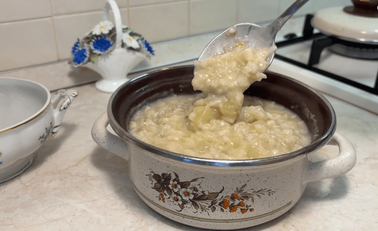 Кулінарка розповіла, як ще можна приготувати смачну вівсяну кашу на сніданок Фото: скриншот Ютуб-канал Готую, їм, живу