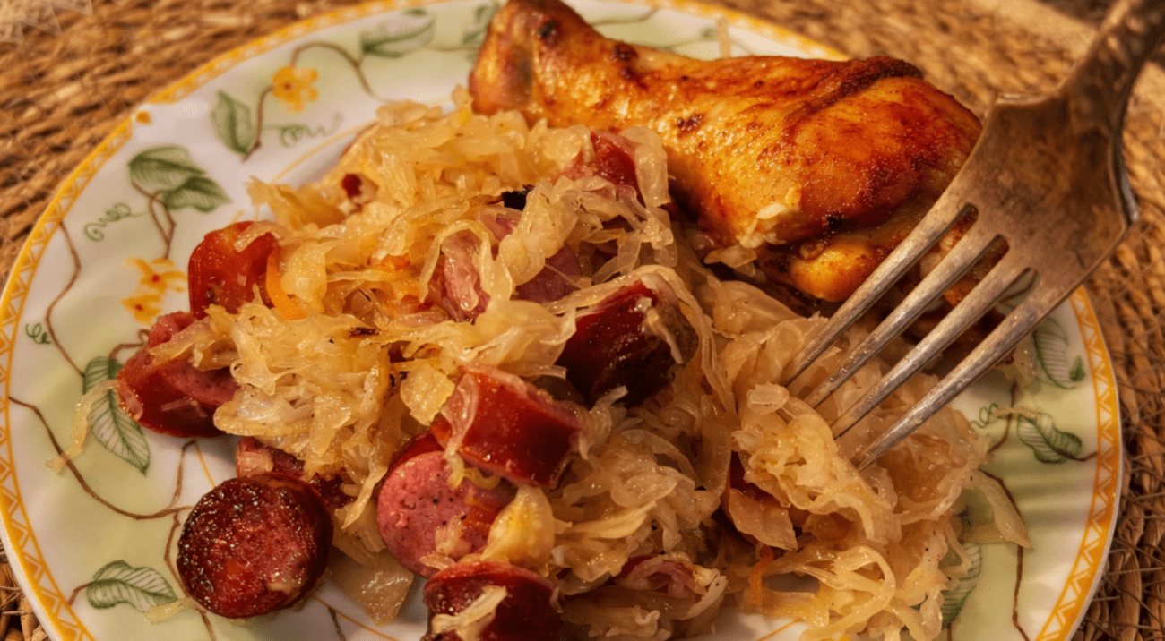 Рецепт курки по-польськи з кислою капустою та копченими сосисками Фото: скриншот Ютуб-канал Кухня Невмілої господині