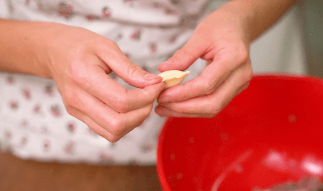 Рецепт правильного тіста для домашніх пельменів та вареників Фото: скриншот Ютуб-канал Alina FooDee