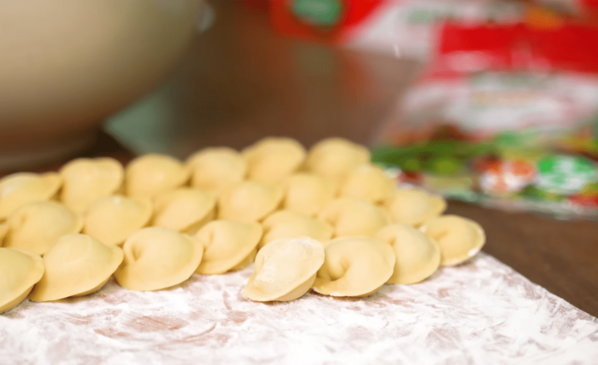 Рецепт правильного тіста для домашніх пельменів та вареників Фото: скриншот Ютуб-канал Alina FooDee