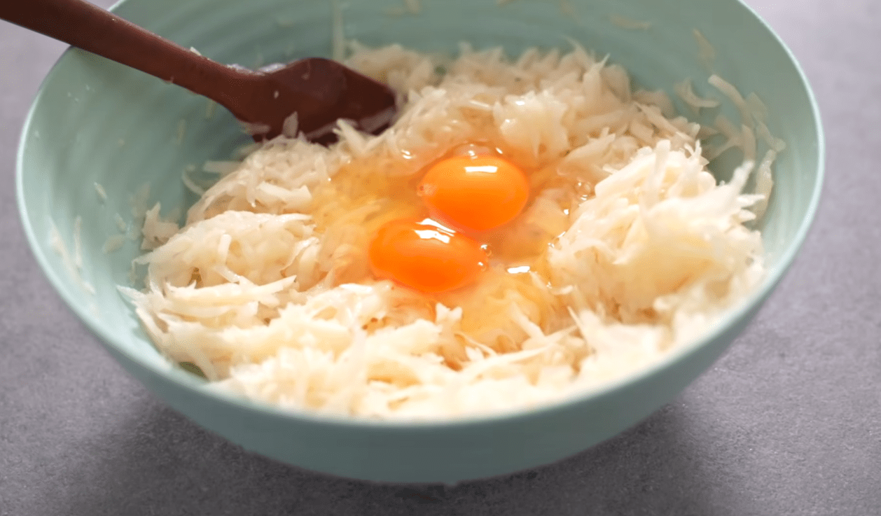 Відома кулінарка розповіла, як приготувати найсмачніші деруни з фаршем Фото: скриншот Ютуб-канал Alina FooDee