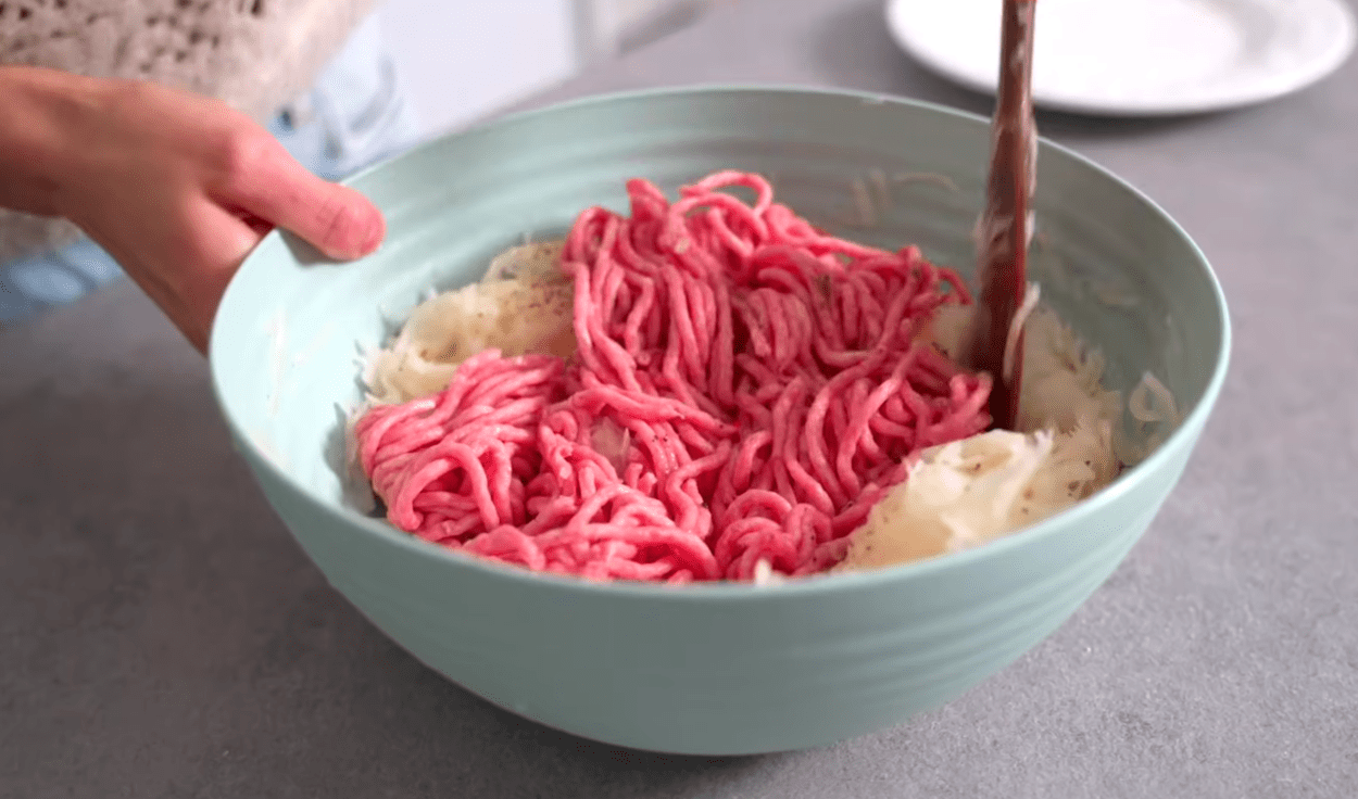 Відома кулінарка розповіла, як приготувати найсмачніші деруни з фаршем Фото: скриншот Ютуб-канал Alina FooDee