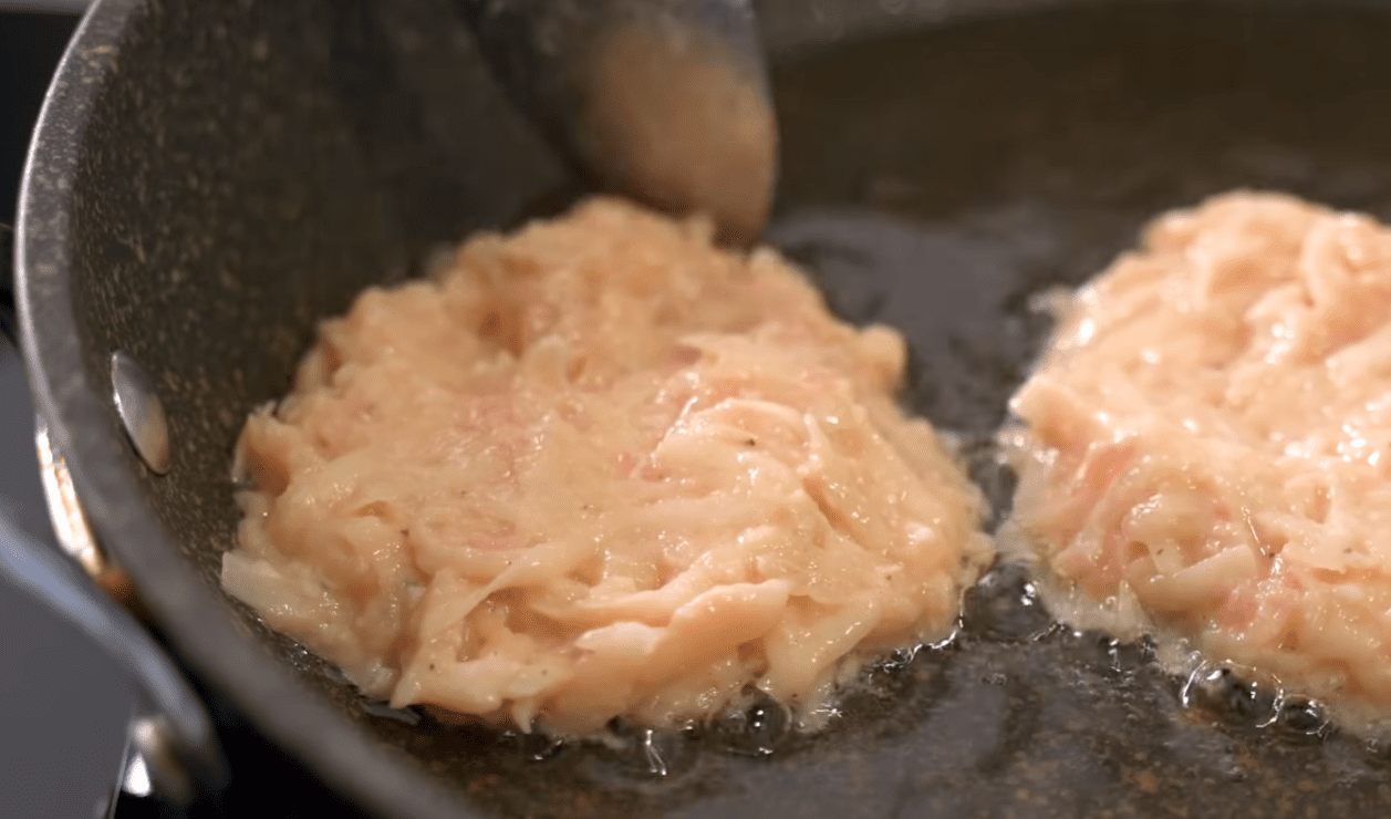 Відома кулінарка розповіла, як приготувати найсмачніші деруни з фаршем Фото: скриншот Ютуб-канал Alina FooDee