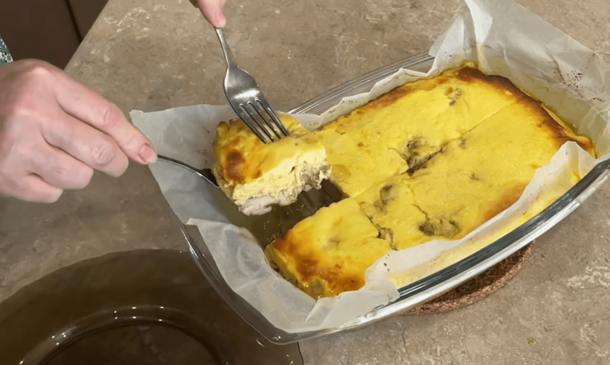 Новий рецепт курячої запіканки з філе та з цікавим сирним соусом у духовці Фото: скриншот Ютуб-канал Sav.Kov.V.O.