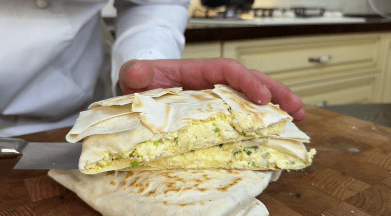 Рецепт ситного білкового сніданку без зайвих калорій за 10 хвилин Фото: Ютуб-канал Іван Янюк