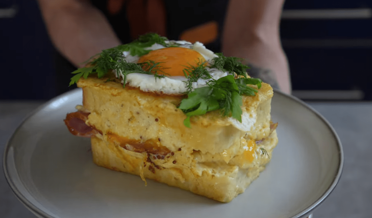 Домашня версія знаменитого французького сніданку крок-мадам - рецепт Фото: Ютуб-канал Та що лишає СМАК