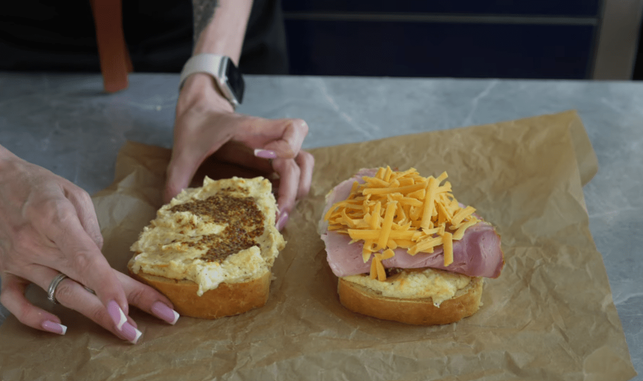 Домашня версія знаменитого французького сніданку крок-мадам - рецепт Фото: Ютуб-канал Та що лишає СМАК