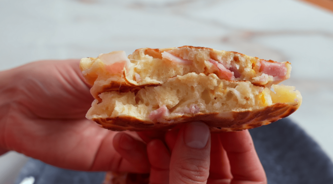 Рецепт панкейків з сиром та беконом на сніданок за 10 хвилин Фото Ютуб-канал Alina FooDee 