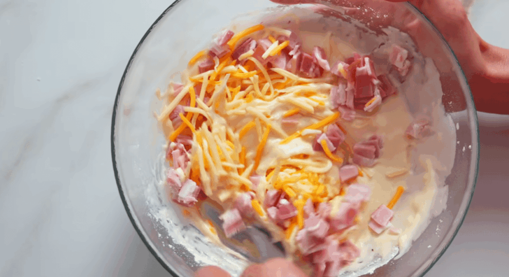 За 10 хвилин цей сніданок вже на нашому столі! Панкейки, але не солодкі, а з сиром і беконом 