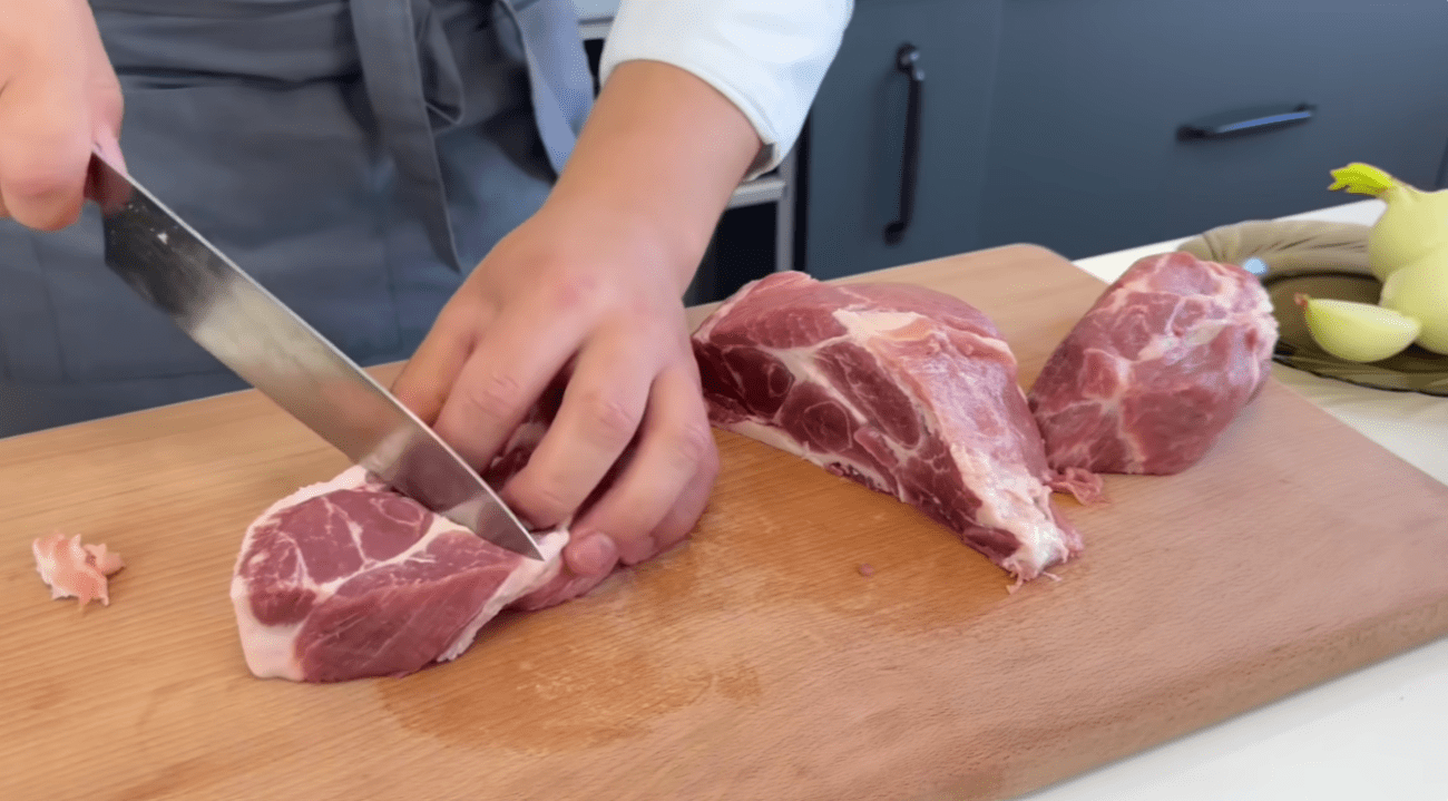 Кухарі розповіли, як приготувати ідеальний маринад для соковитого шашлику Фото: Ютуб-канал Іван Янюк