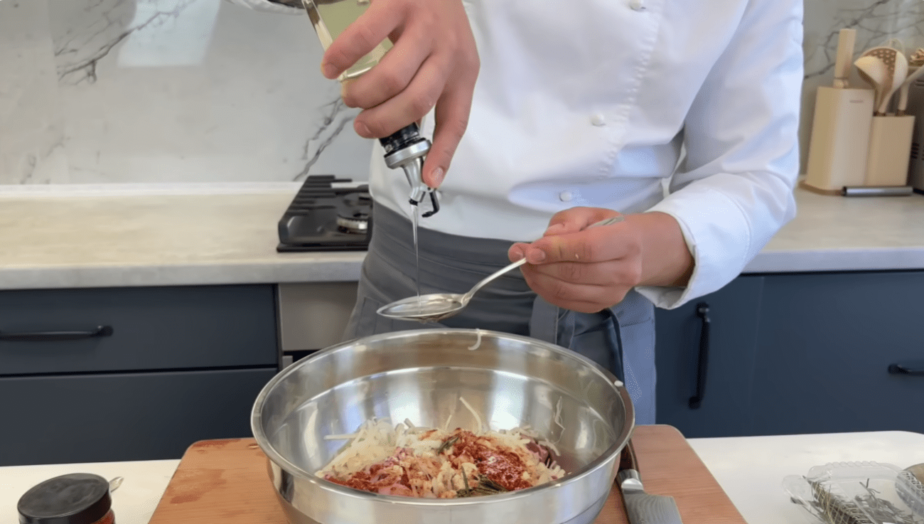 Кухарі розповіли, як приготувати ідеальний маринад для соковитого шашлику Фото: Ютуб-канал Іван Янюк