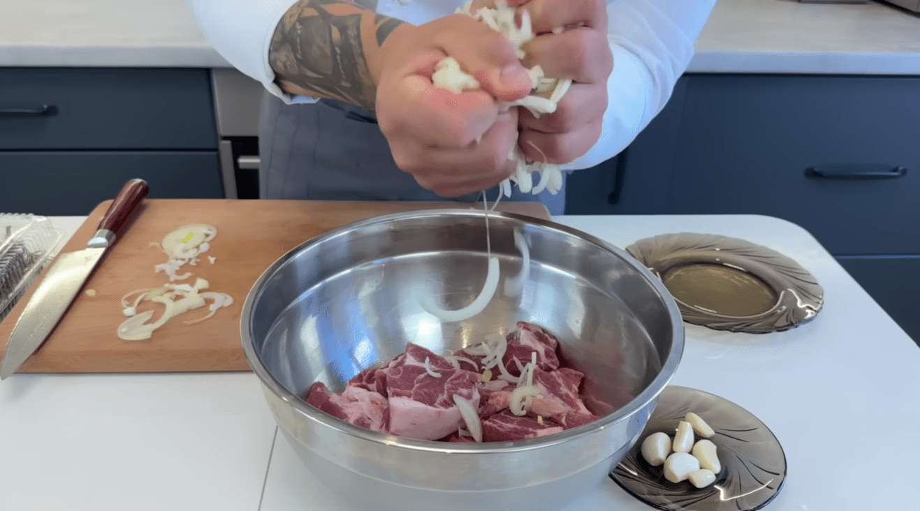 Кухарі розповіли, як приготувати ідеальний маринад для соковитого шашлику Фото: Ютуб-канал Іван Янюк