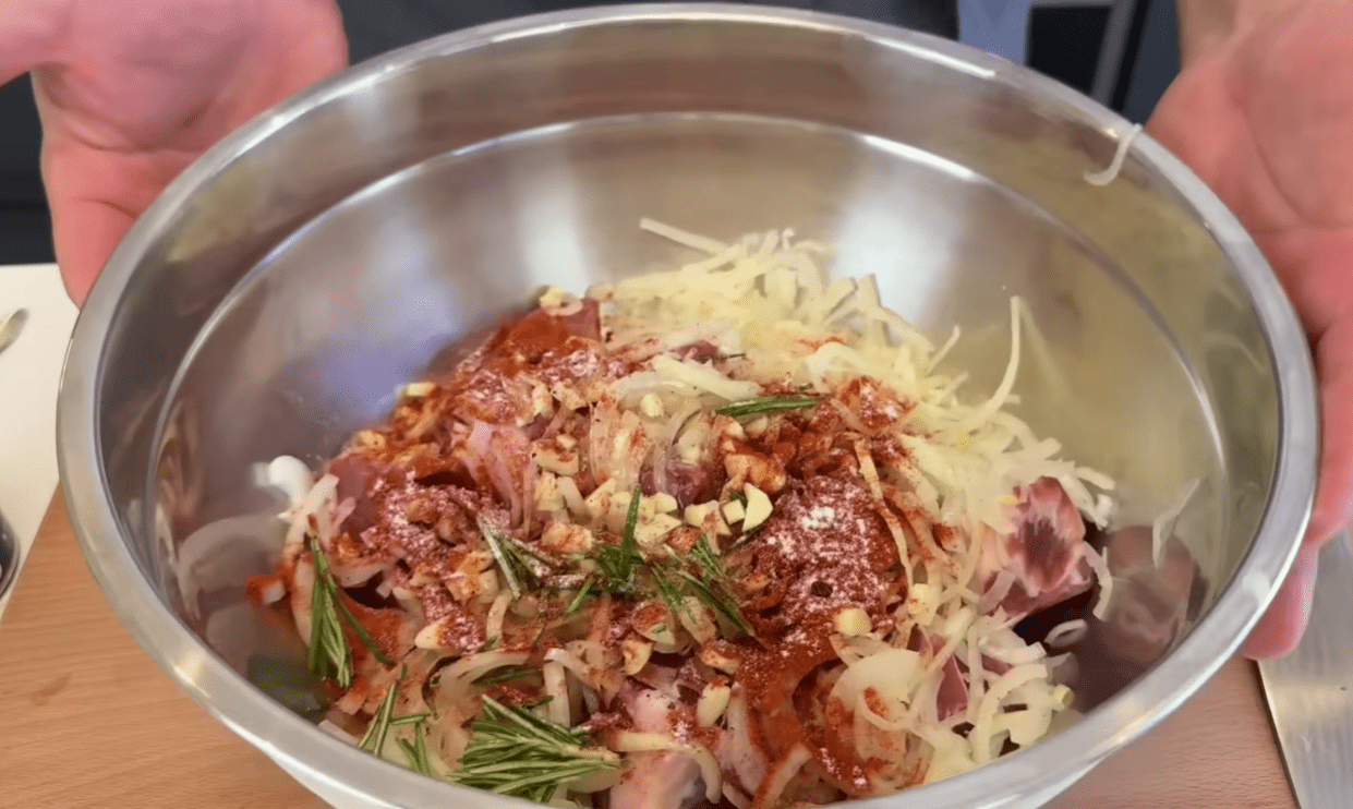 Кухарі розповіли, як приготувати ідеальний маринад для соковитого шашлику Фото: Ютуб-канал Іван Янюк