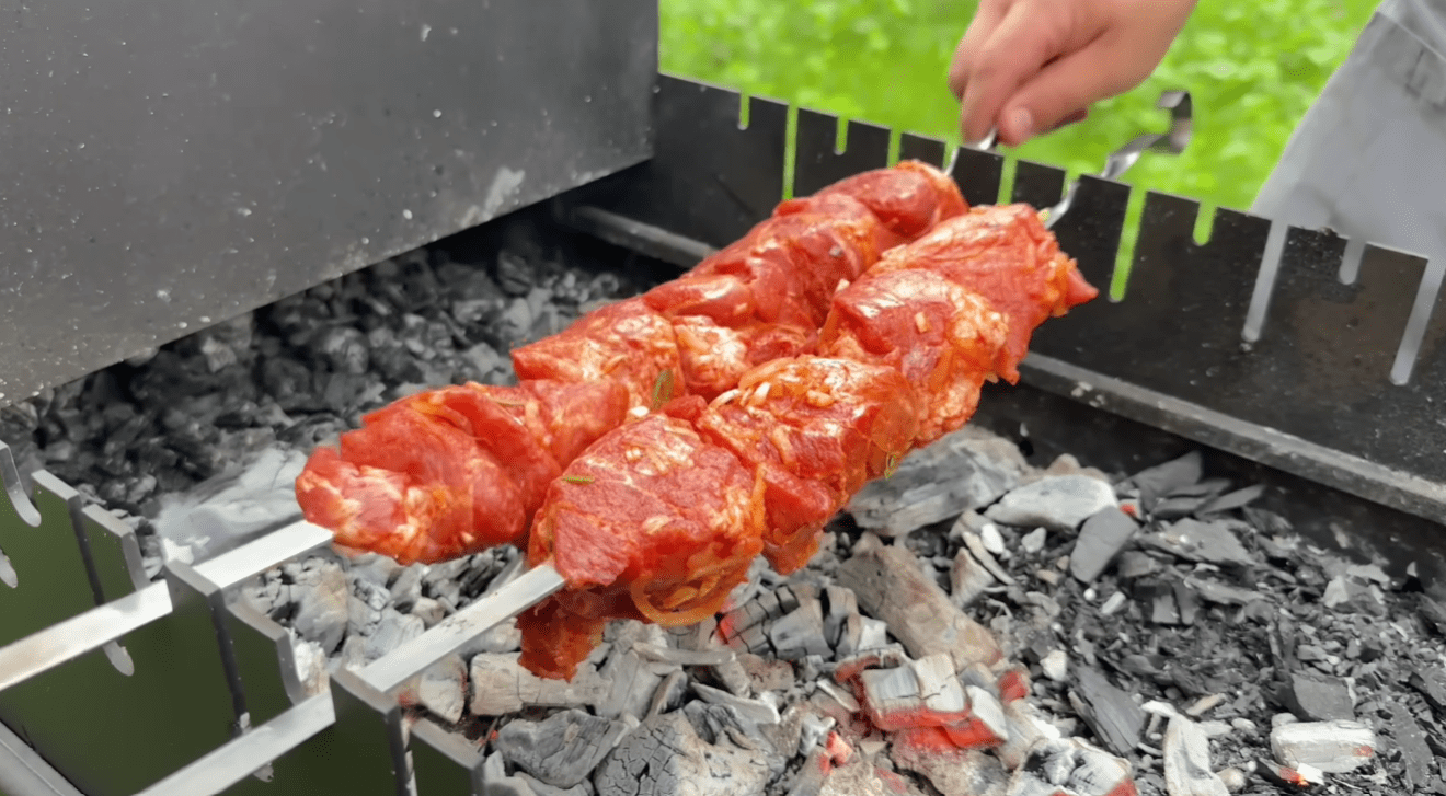 Кухарі розповіли, як приготувати ідеальний маринад для соковитого шашлику Фото: Ютуб-канал Іван Янюк