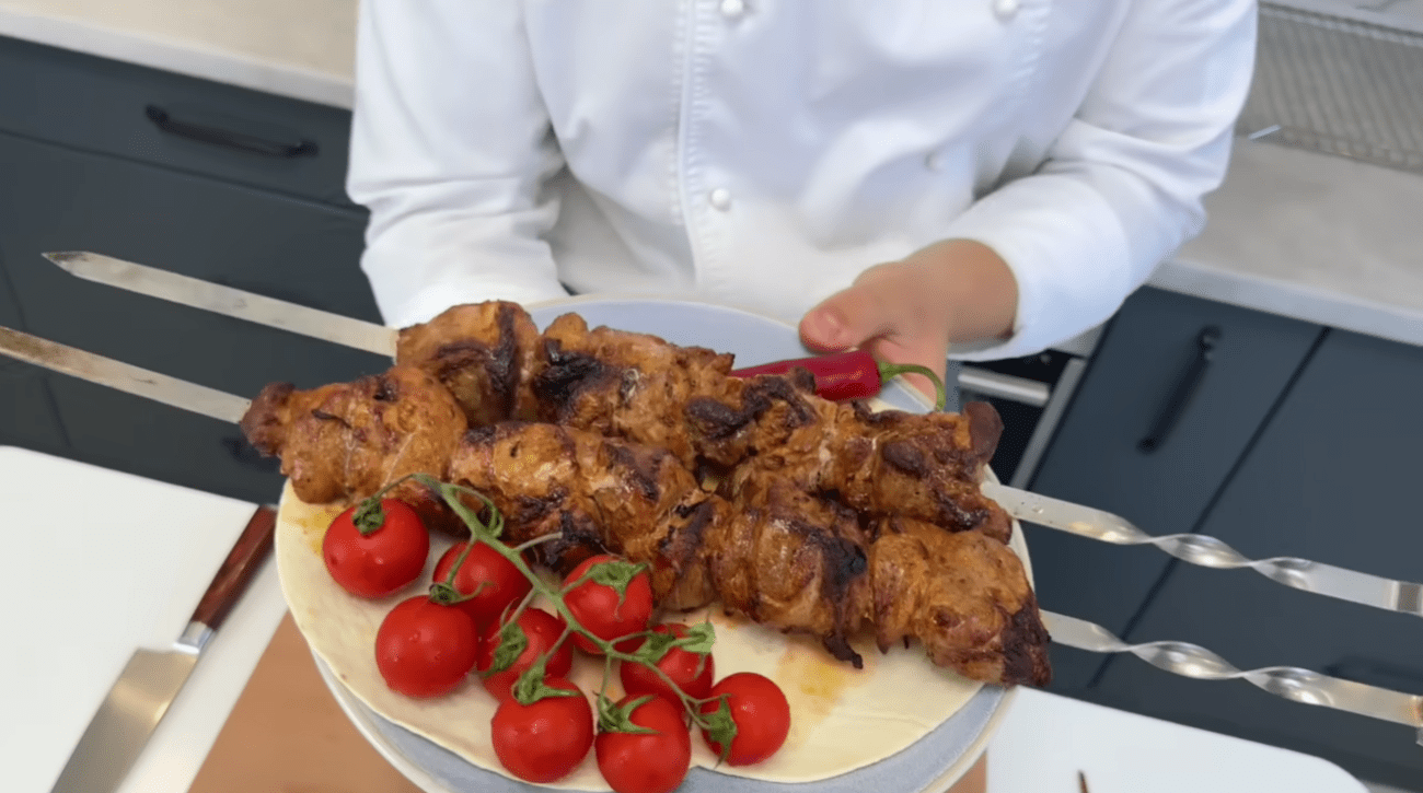 Кухарі розповіли, як приготувати ідеальний маринад для соковитого шашлику Фото: Ютуб-канал Іван Янюк