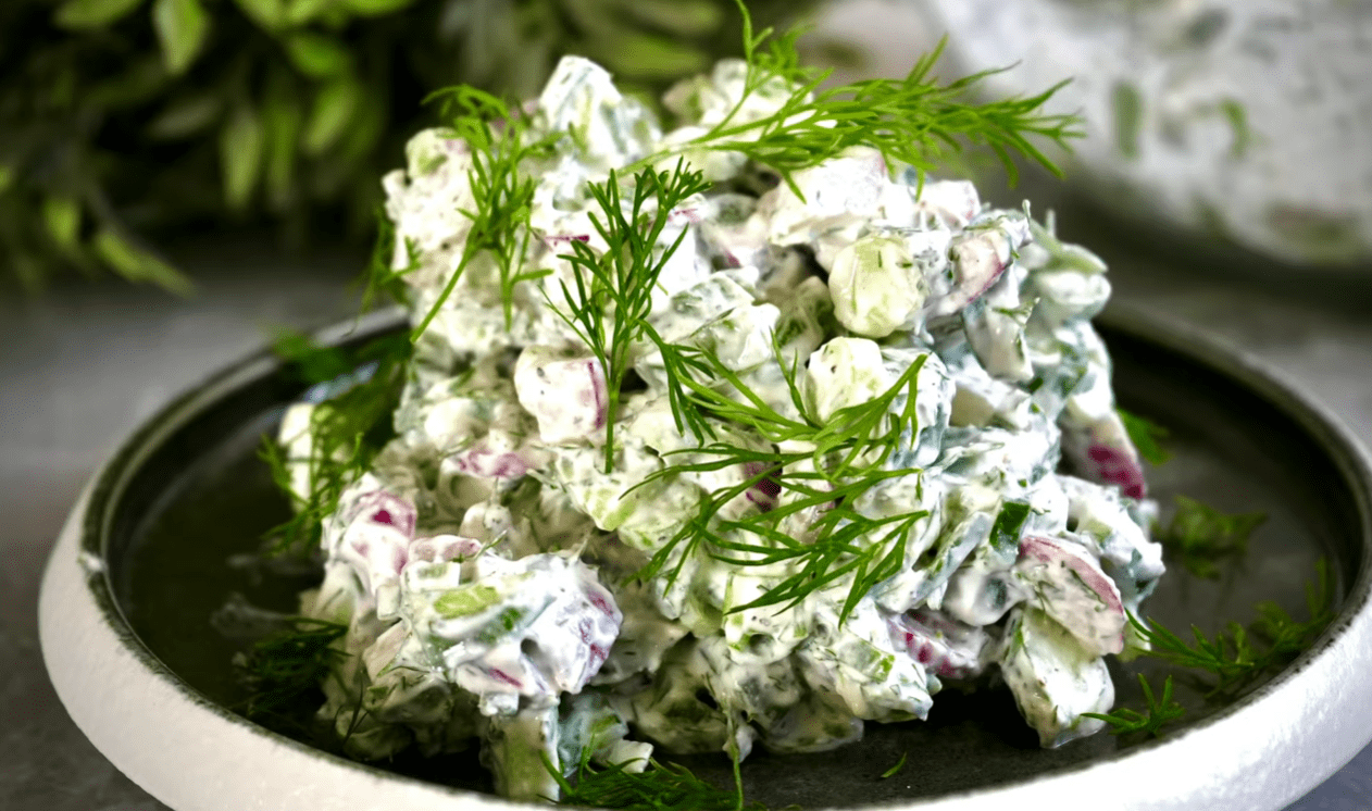 Рецепт найсмачнішого салату з редискою з класичною заправкою Фото: Ютуб-канал Та що лишає СМАК