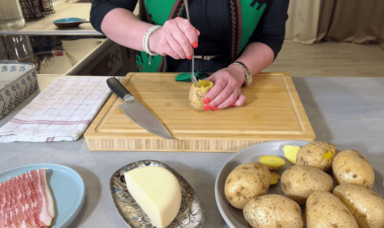 Як приготувати смачну картоплю з беконом та сиром для будь-якого сімейного свята Фото та рецепт: Ютуб-канал Ірина Рудневська