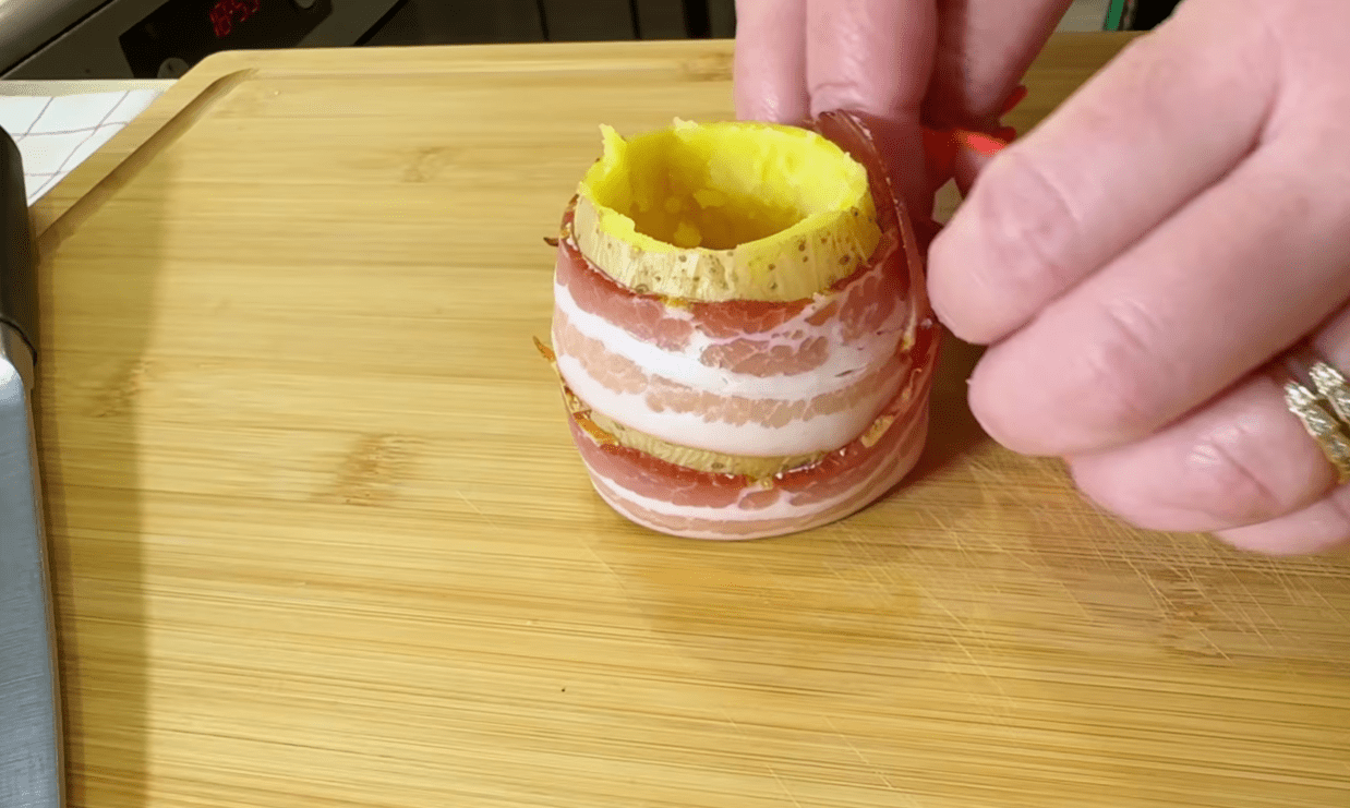 Як приготувати смачну картоплю з беконом та сиром для будь-якого сімейного свята Фото та рецепт: Ютуб-канал Ірина Рудневська