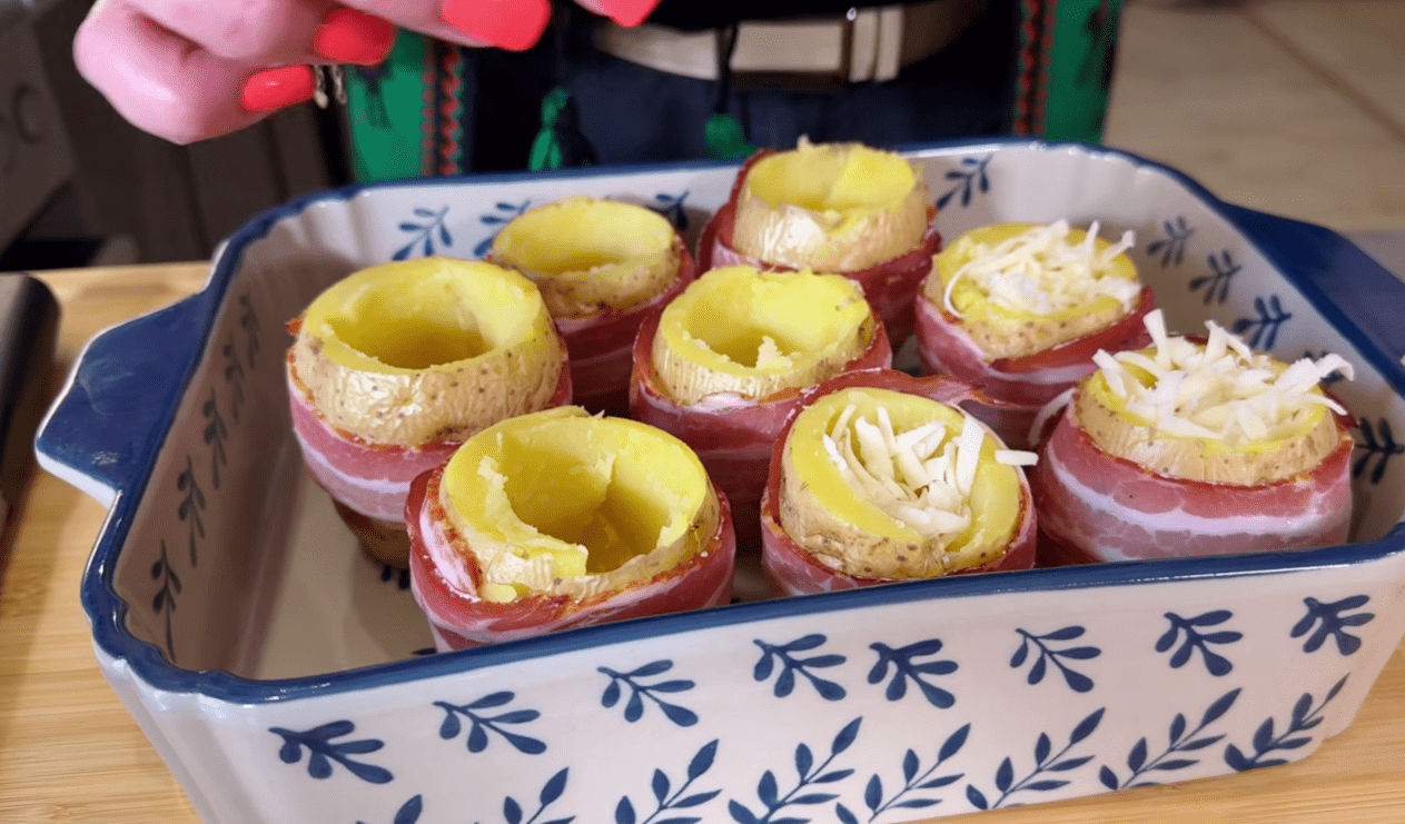 Як приготувати смачну картоплю з беконом та сиром для будь-якого сімейного свята Фото та рецепт: Ютуб-канал Ірина Рудневська