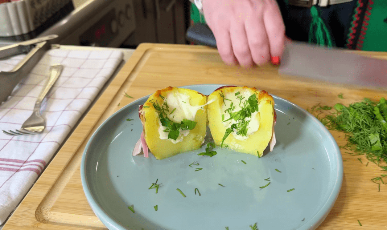 Як приготувати смачну картоплю з беконом та сиром для будь-якого сімейного свята Фото та рецепт: Ютуб-канал Ірина Рудневська