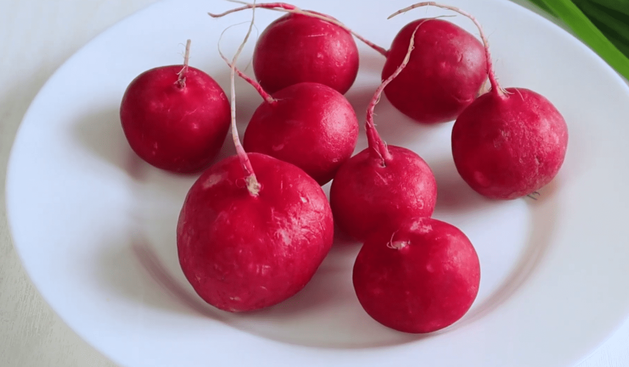 Рецепт салату з молодої редиски по-новому – до всіх травневих шашликів Фото: Ютуб-канал ВІКА - Прості Рецепти