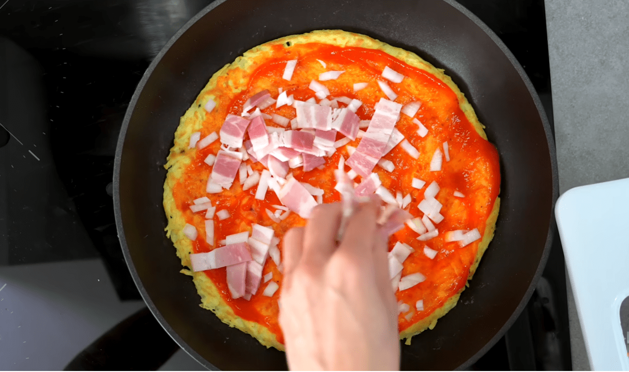 Рецепт картопляної піци на сковороді без додавання борошна Фото: Ютуб-канал Alina FooDee