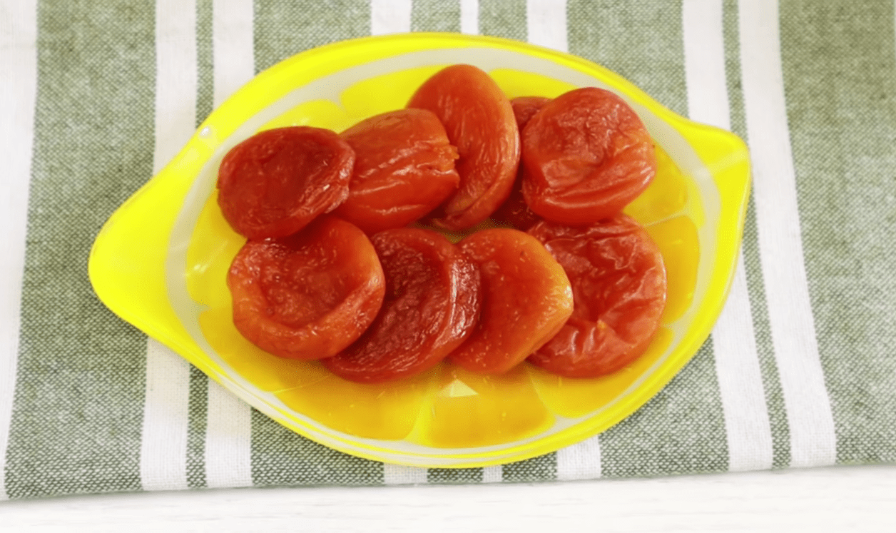 Салат з новим смаком з курячого філе та незвичайною, цікавою родзинкою Фото: Ютуб-канал ВІКА - Прості Рецепти