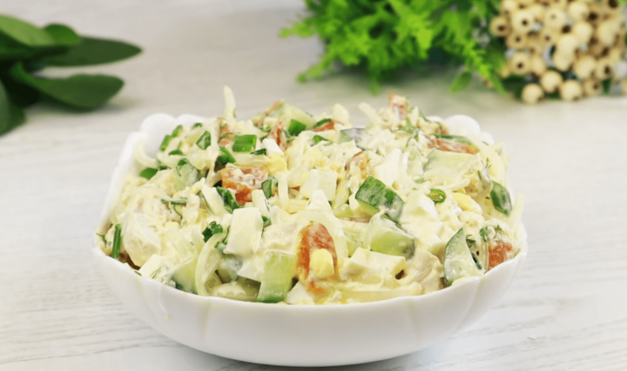 Салат з новим смаком з курячого філе та незвичайною, цікавою родзинкою Фото: Ютуб-канал ВІКА - Прості Рецепти