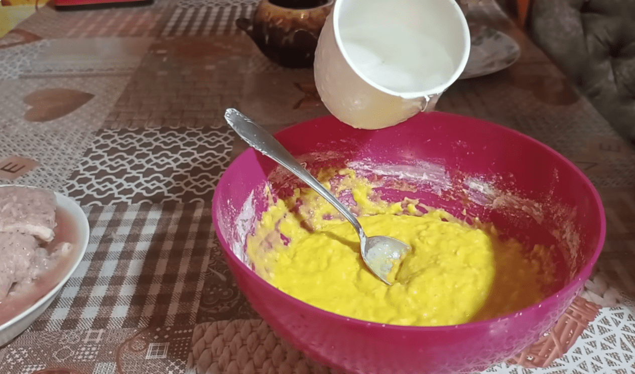 Як справжньому українському селі готують відбивні – секрет в цибулі Фото: Ютуб-канал Як у нас в селі