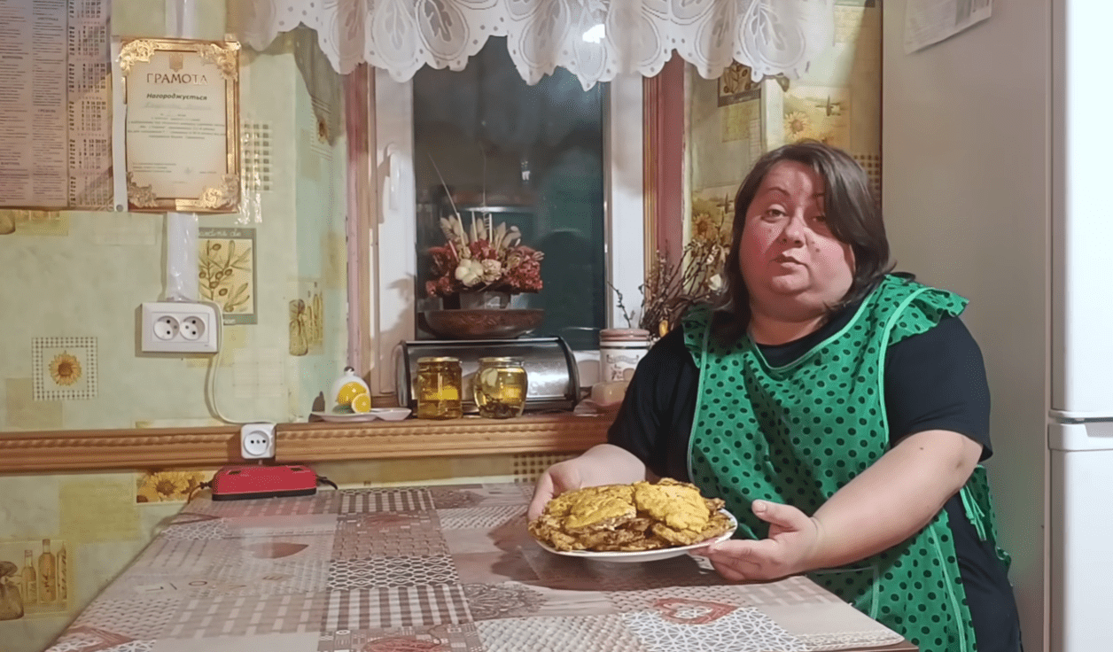 Як справжньому українському селі готують відбивні – секрет в цибулі Фото: Ютуб-канал Як у нас в селі