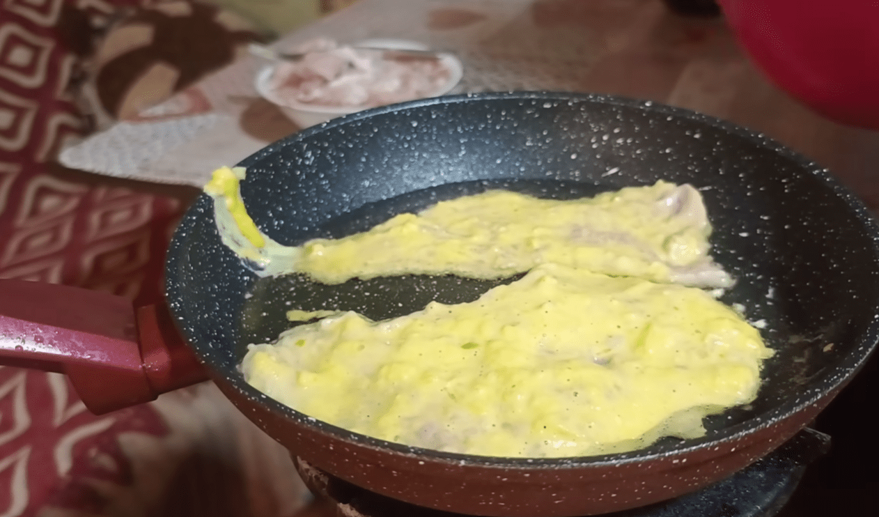 Як справжньому українському селі готують відбивні – секрет в цибулі Фото: Ютуб-канал Як у нас в селі