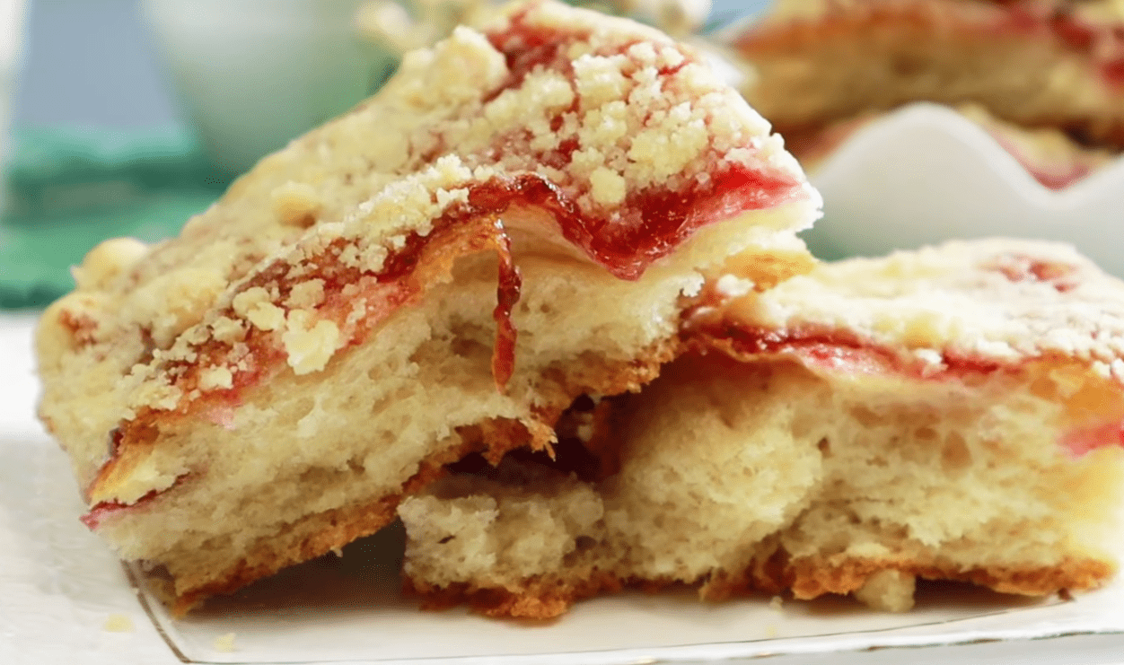 Рецепт домашнього пирога з варенням, який справді здивував Фото: Ютуб-канал ВІКА - Прості Рецепти