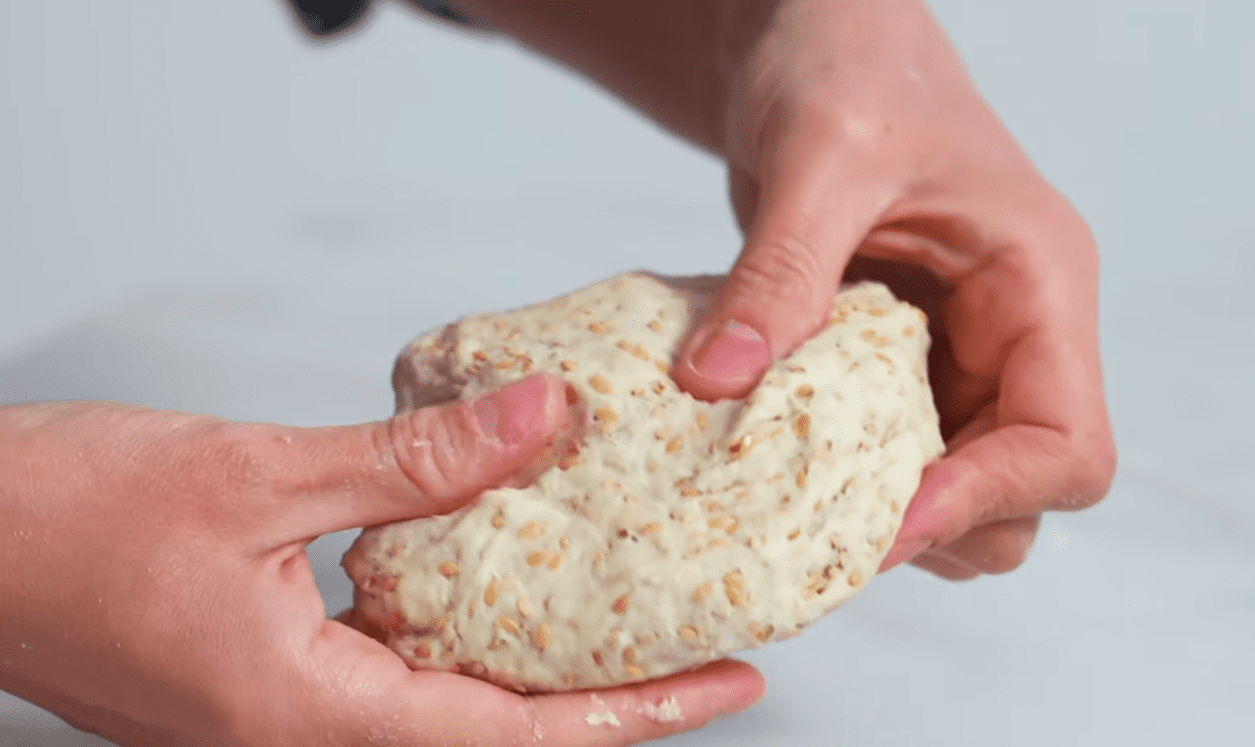 Рецепт корисних крекерів замість чіпсів без яєць, молока та вершкового масла Фото: Ютуб-канал Alina FooDee