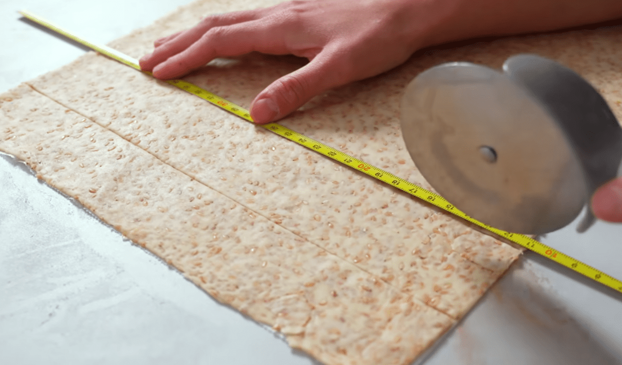 Рецепт корисних крекерів замість чіпсів без яєць, молока та вершкового масла Фото: Ютуб-канал Alina FooDee