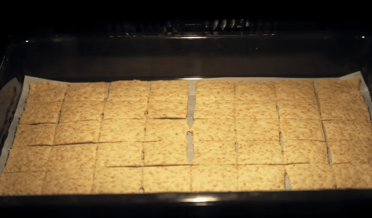 Рецепт корисних крекерів замість чіпсів без яєць, молока та вершкового масла Фото: Ютуб-канал Alina FooDee