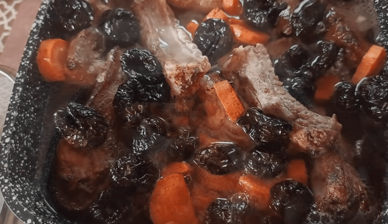 Рецепт тушкованих реберців по-сільськи з особливим секретом Фото: Ютуб-канал Як у нас в селі