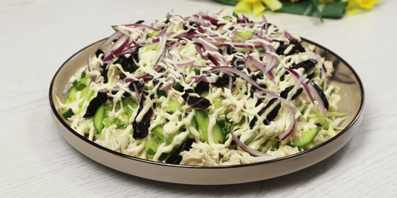 Новий рецепт салату з молодої капусти, курки, огірка та секретного інгредієнта Фото: Ютуб-канал ВІКА - прості рецепти