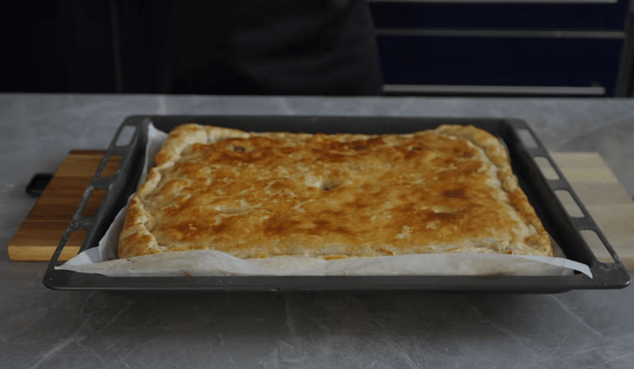 Традиційний кримськотатарський пиріг із соковитою начинкою та автентичним смаком Фото: Ютуб-канал Та що лишає СМАК