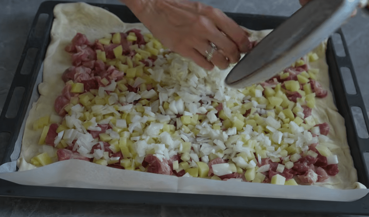 Традиційний кримськотатарський пиріг із соковитою начинкою та автентичним смаком Фото: Ютуб-канал Та що лишає СМАК