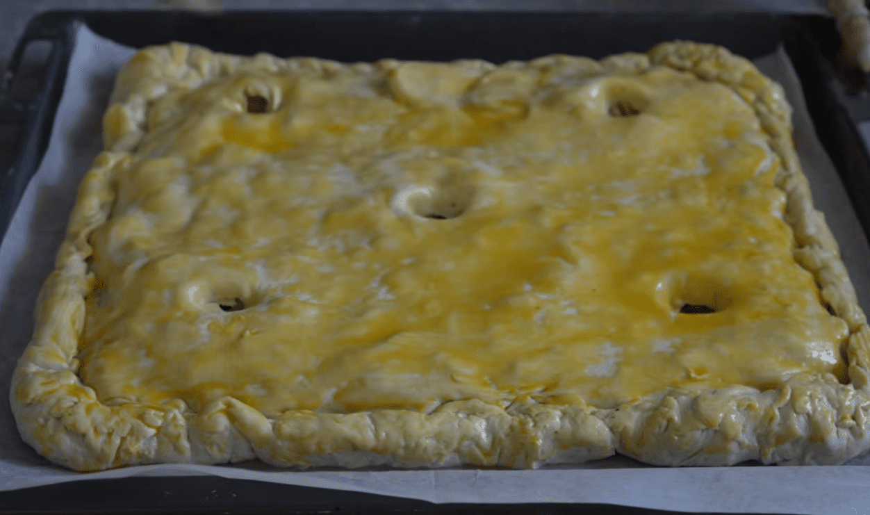 Традиційний кримськотатарський пиріг із соковитою начинкою та автентичним смаком Фото: Ютуб-канал Та що лишає СМАК