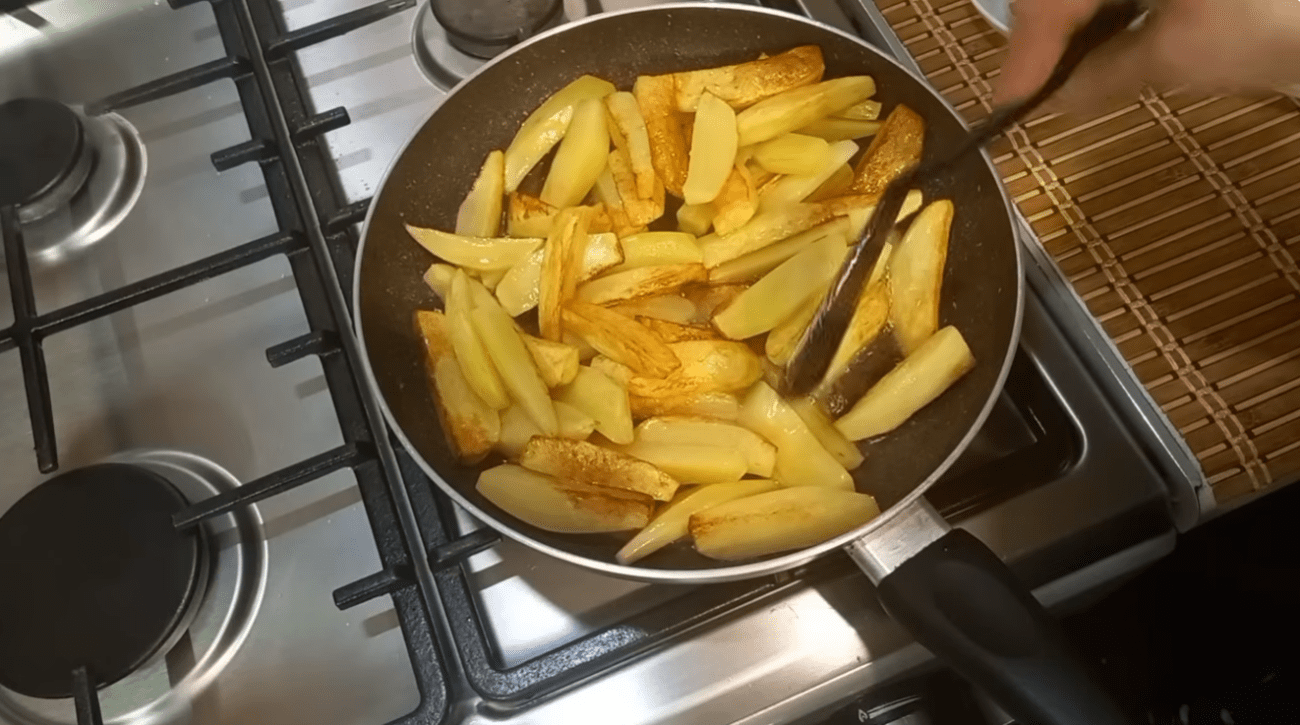 Кухарі розповіли, як приготувати правильну смажену картоплю Фото: Ютуб-канал Сільска господиня