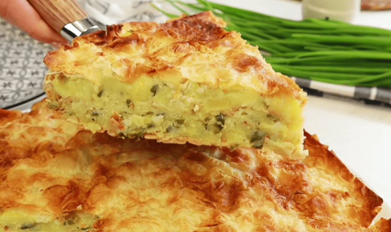 Рецепт лінивого пирога за 20 хвилин з лаваша та картоплі Фото: Ютуб-канал ВІКА - прості рецепти