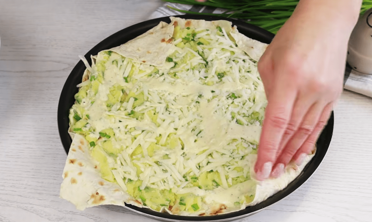 Рецепт лінивого пирога за 20 хвилин з лаваша та картоплі Фото: Ютуб-канал ВІКА - прості рецепти