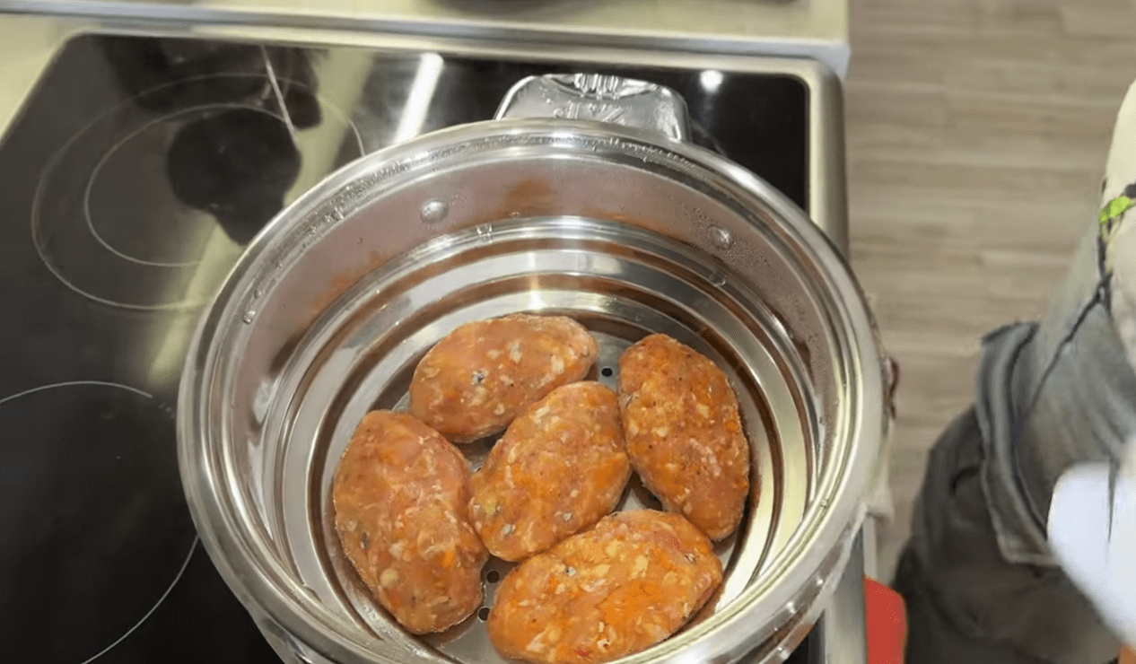 Кухарі дали правильний рецепт корисних, дієтичних рибних котлет на пару. Фото: Ютуб-канал Ірина Рудневська